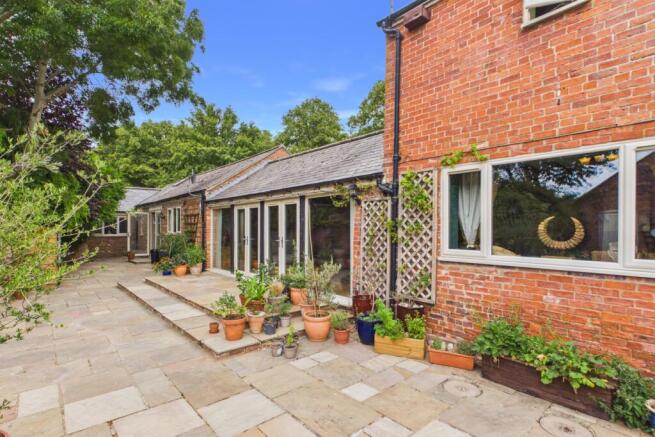 EweMove - Spalding -  Beeches - Courtyard