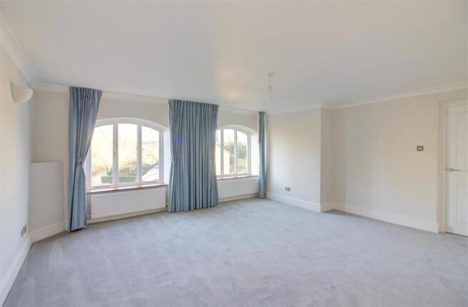 Sitting room/dining room