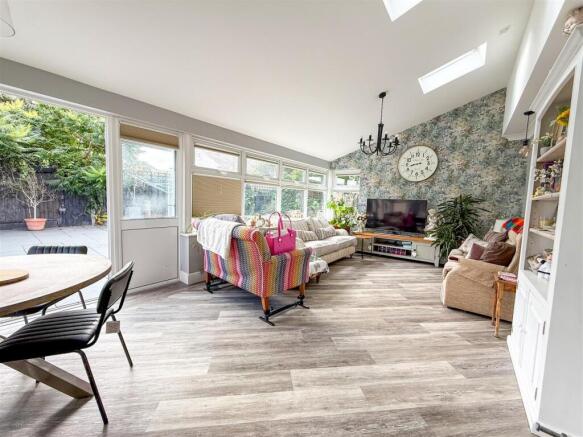 LOUNGE/FAMILY ROOM