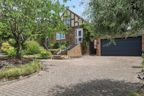 Whitchurch On Thames - Immaculate order throughout, walk to shops, restaurants & train station