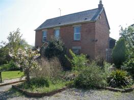 Robins Nest, A40 From Lobstock House To Solomons Tump Junction, Gloucester GL19 3EF