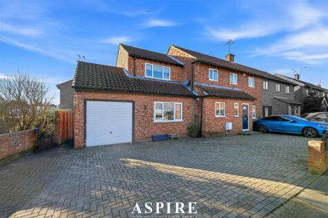 ***SELF CONTAINED ANNEX*** Giffords Cross Avenue, Corringham, Stanford-Le-Hope