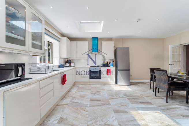 3 BEDROOM 2 BATHROOM SEMI-DETACHED HOUSE IN HOUNS