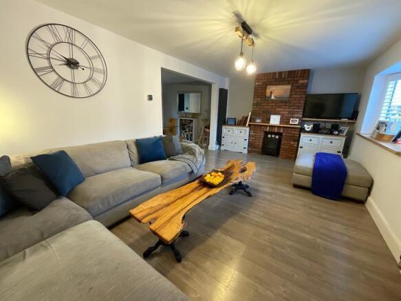LIVING ROOM 22'2 x 11'3
