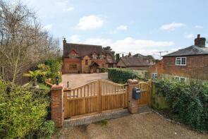 Chestnuts, Rosewell Cottages, Bath Road, Knowl Hill RG10 9UZ