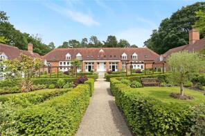 6, Coach House Mews, Whiteley Village Hersham, Walton-on-thames KT12 4BT