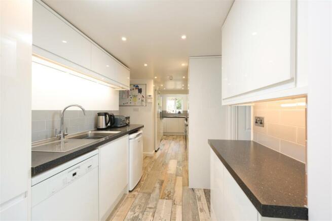 Kitchen (2).JPG