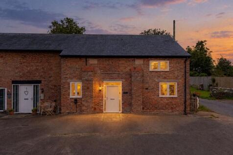 Hampton House - Four bedroom barn conversion with additional land