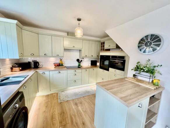 Fully Fitted Kitchen 
