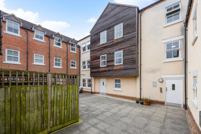 27 Broka Court, Aylesbury HP19 7HX-15