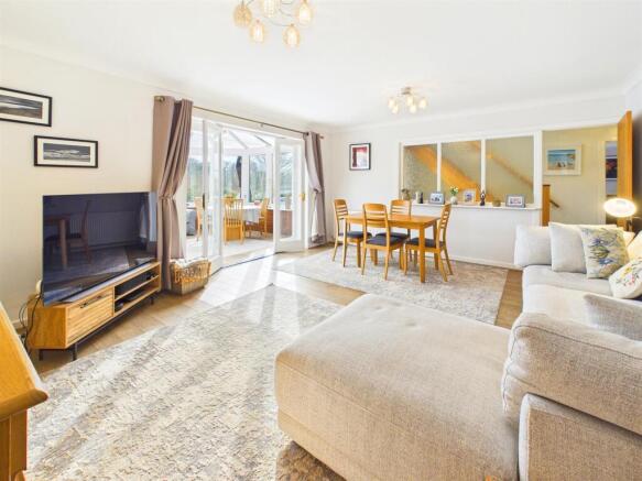 DINING/FAMILY ROOM