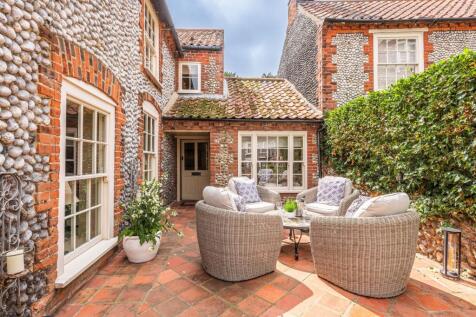 Beautifully Renovated Cottage Moments from Blakeney Quay