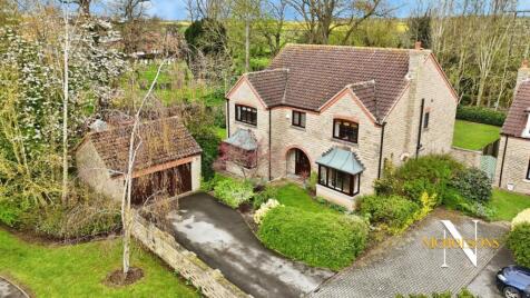 A spacious 5 bed family home in a large corner plot on Nicholas Way, Corringham