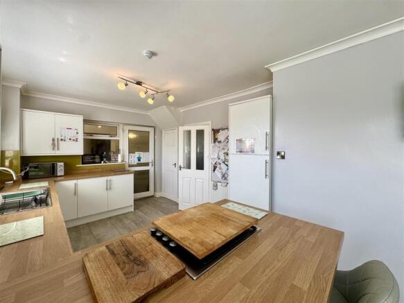 KITCHEN/DINING ROOM