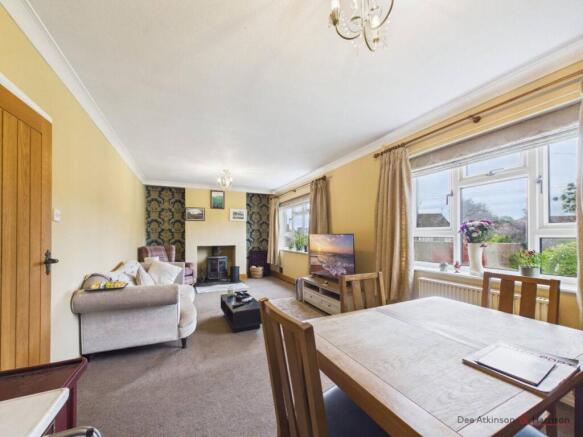 Lounge/Dining Area