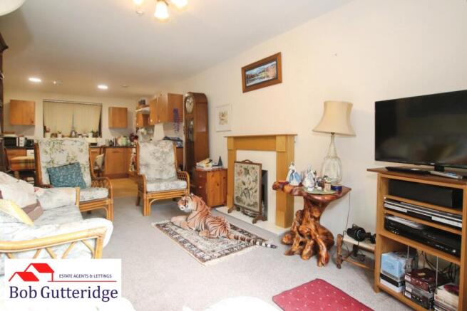 FITTED KITCHEN / LIVING SPACE