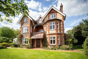 Rooks Hill, Shortfield Common Road, Frensham, Farnham GU10 3DF