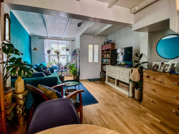 SITTTING/DINING ROOM