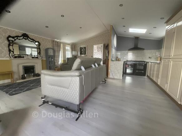 Lounge/Kitchen Area