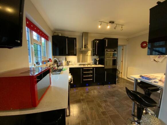 L-SHAPED KITCHEN 20'4 x 12'10