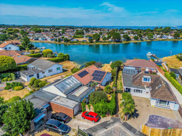 WATERFRONTAGE, MUD RIGHTS, MOORINGS AND INDOOR SW