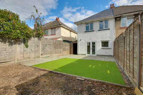 Merryoak! No Forward Chain! Recently Replaced Roof! Enclosed Garden!