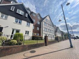 Flat 40, Potters Court, Darkes Lane, Potters Bar EN6 2HS