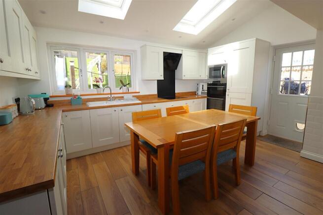 KITCHEN 2.JPG