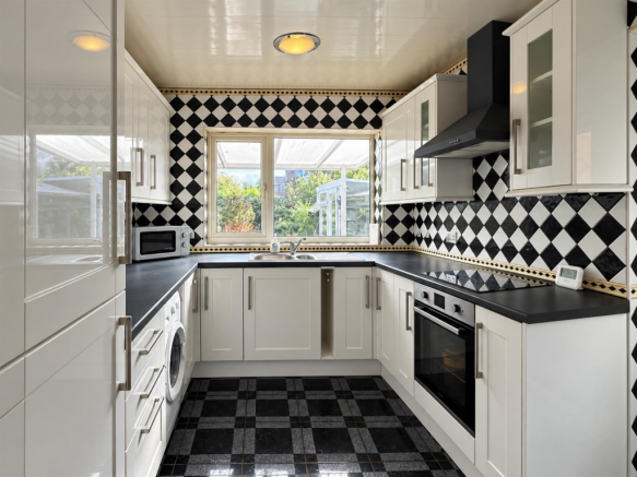 ENTRANCE/KITCHEN