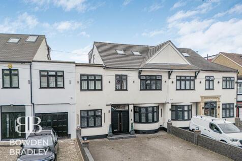 Stradbroke Grove, Clayhall, IG5