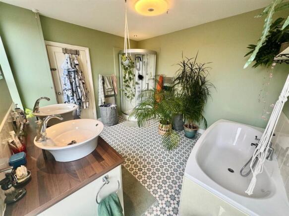 Bathroom 2.jpg