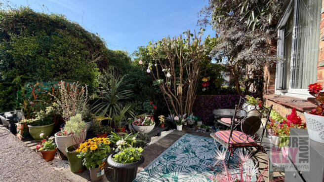 Patio garden seating at Thirlestane in Hythe liste