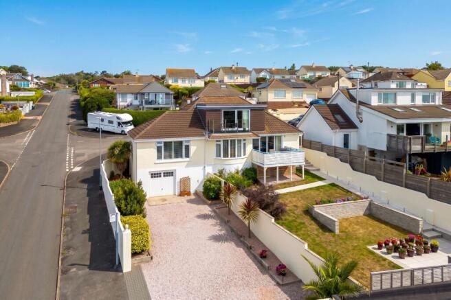Generous Garden & Driveway