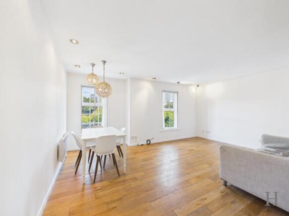 Lounge/Dining Area