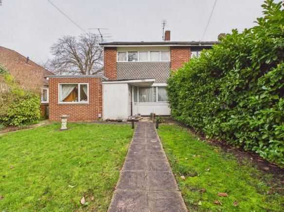 4 bed semi-detached house to rent Loddon Bridge R