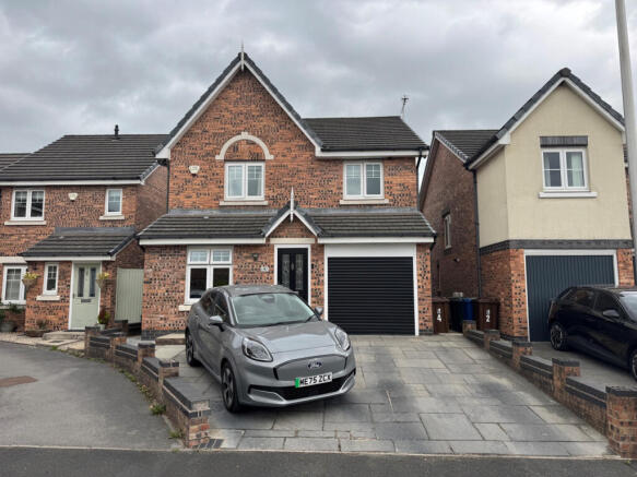 4 bed detached house for sale Orwell Close, Stand