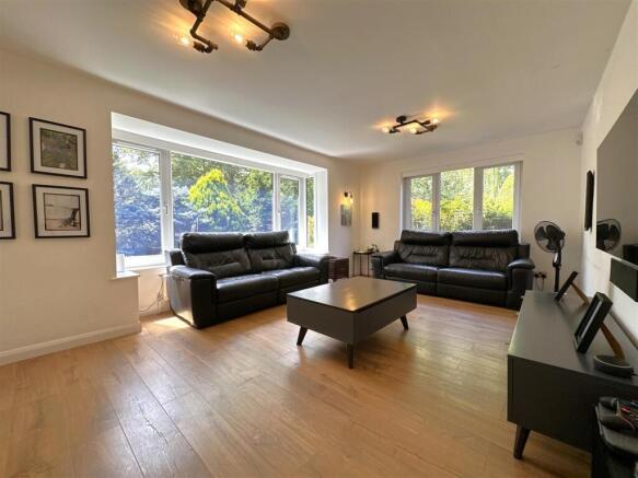 Bay-Fronted Living Room 586