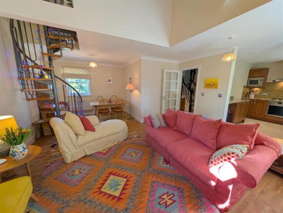 LOUNGE/DINING ROOM