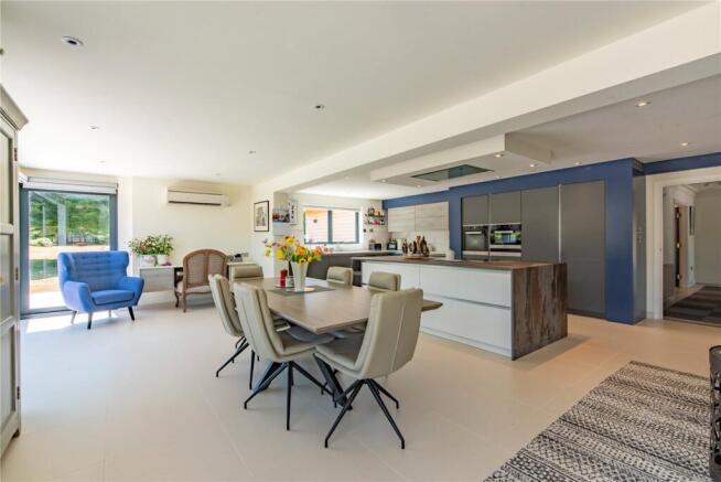 Dining/Kitchen Area