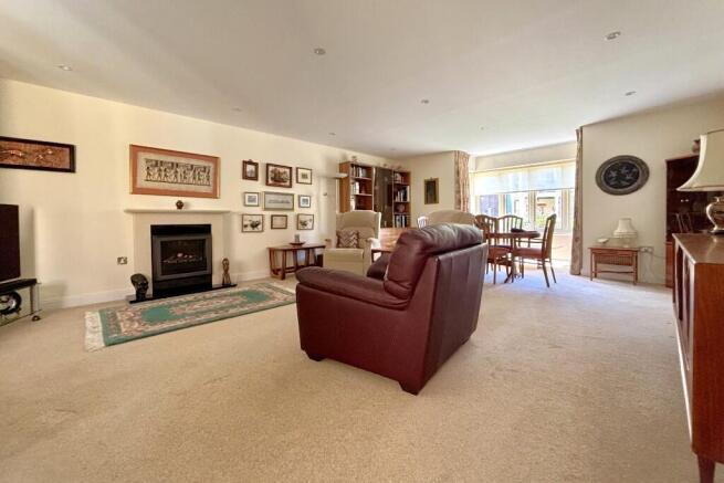 Lounge/Dining Room