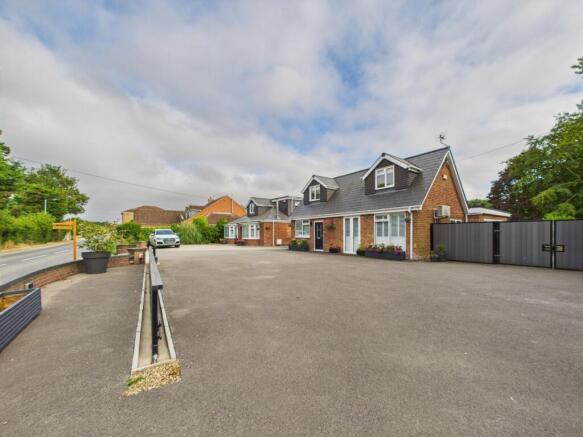 4 Bedroom Detached House With 2 Bedroom Annex- Fo
