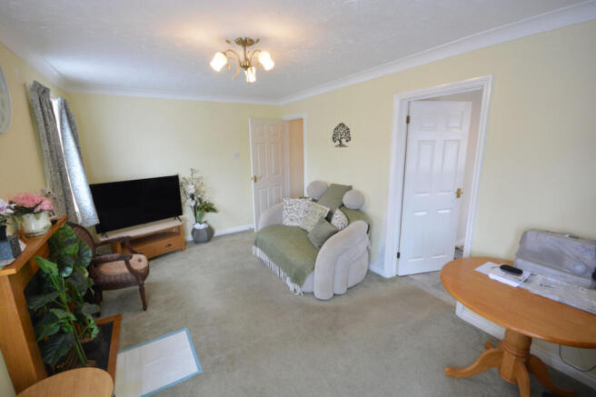 LOUNGE/DINING ROOM