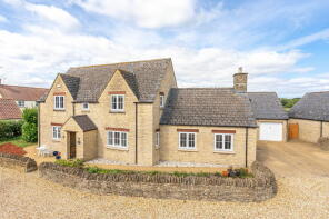 Paddock End, Barrett Lane, Chippenham SN15 4UZ