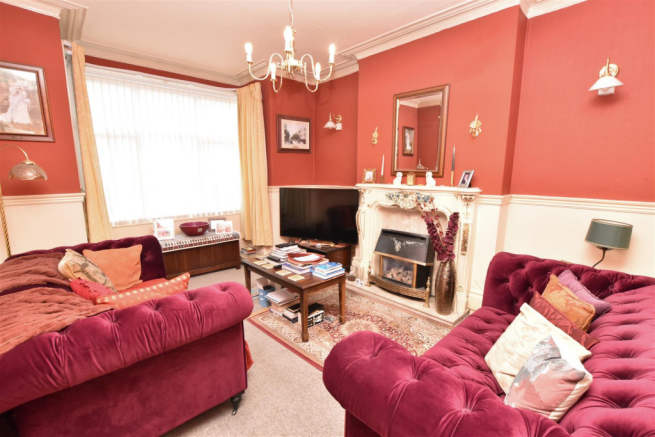 LOUNGE (FRONT)