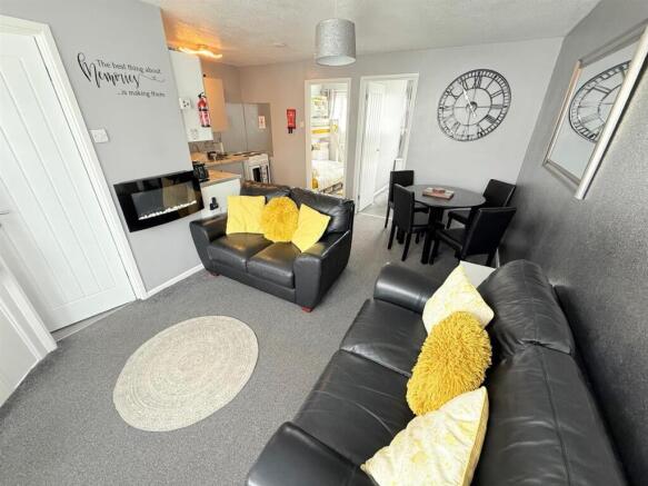 Living space & kitchen