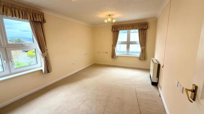 LOUNGE/DINING AREA