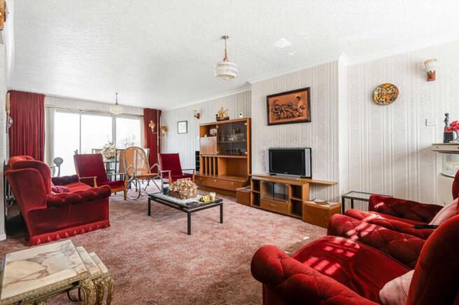 LOUNGE / DINING ROOM (pic 2)