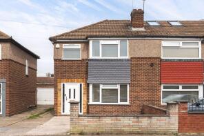 30, Fouracres, Enfield EN3 5DR