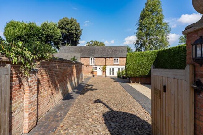 COURTYARD & DRIVEWAY