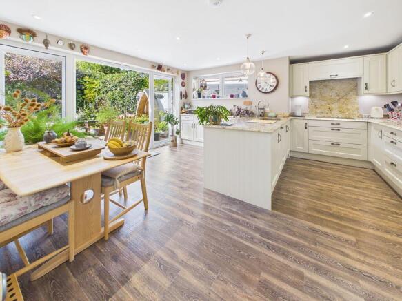 KITCHEN/BREAKFAST ROOM